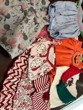 Assortment of 12 Month girl clothes in good condition!